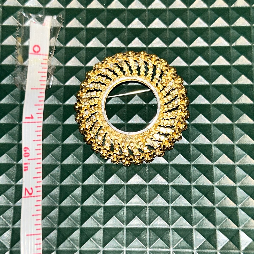 Estate gold tone vintage brooch